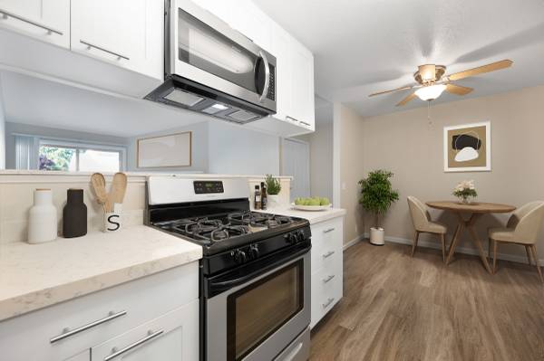 $1,914 / 2br - 986ft2 - Departamento de dos habitaciones listo para mudarse de inmediato *Techos abovedados*¡Chimenea! (Roseville)63844737289859123