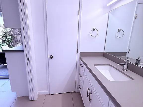 $1,500 / 400ft2 - Your Dream Beachfront Bungalow Awaits in Marina del Rey Peninsula!63667975556867121