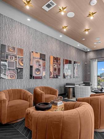 $1,685 / 600ft2 - Full-Size Washer and Dryer, Custom Built in Desk*63796257422339124