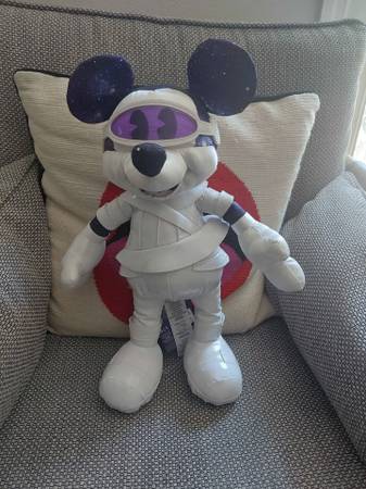 Disney Mickey Mouse: The Main Attraction Plush Space Mountain – Limite 1