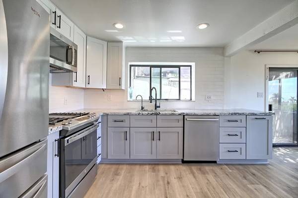 $720 / 2br - Very nice 2 bedrooms, 1 bathroom duplex close to Hospital & School (10031 Bridle Rd #2 Philadelphia, PA)64046033689859121