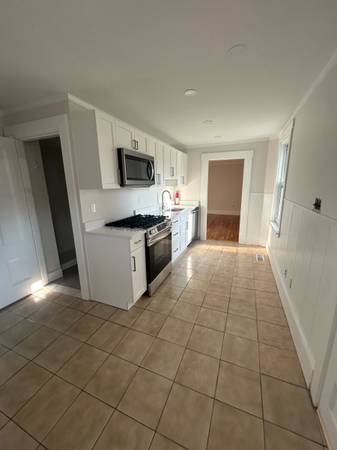 $2,200 / 1br - ¡Recién renovado 1 dormitorio más oficina! (Stoughton)63810135551873124