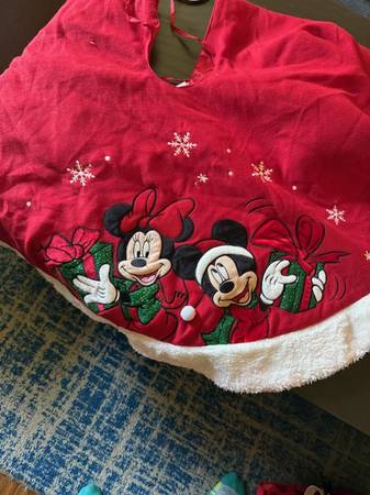 Mickey and Minnie mouse christmas tree skirt 1