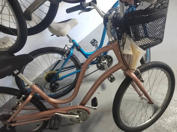 Woemn's Non-Electric Townie Bike with Basket 1