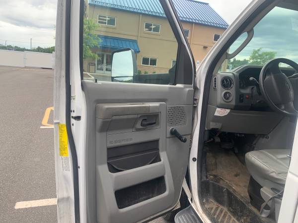 2012 Ford E-450 - Photo 9