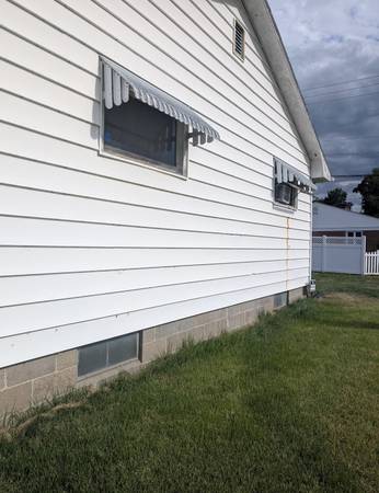 $81,500 / 3br - 3bed 1bath smaller family house with attached garage. (Coshocton)63617357840129121