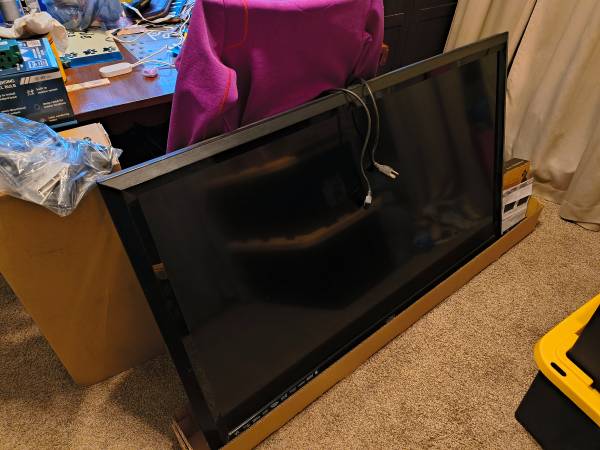 55" Vizio TV and heavy duty Wall mount 1