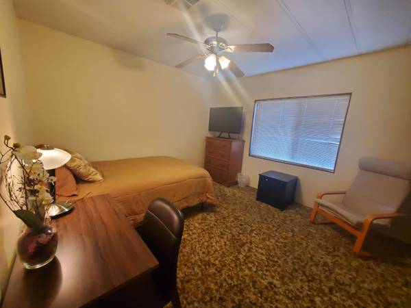 Weekday clean working commuter room 1