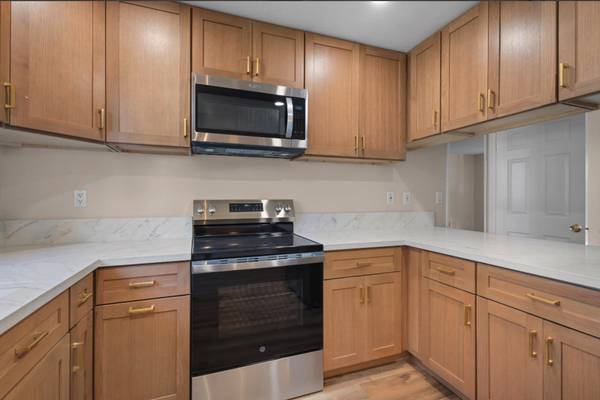 $2,950 / 2br - 1125ft2 - Remodeled 2BR Condo with Garage, Backyard & Pool Hilltop neighborhood (Chula Vista)64037042587137120
