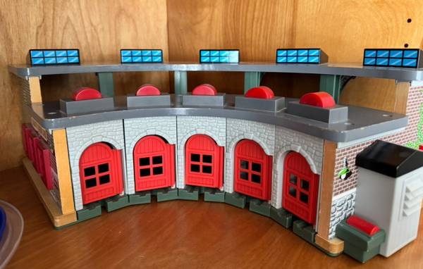 Thomas the Engine Train Tidmouth Engine Shed 1