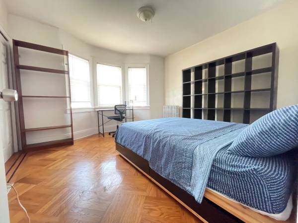 $1,275 / 3br - Habitación grande con cama queen, cerca del "JFK" tren A/J + autobús Q53/56 (Ozone Park / Howard Beach / Woodhaven / Crossbay)63949685152003120
