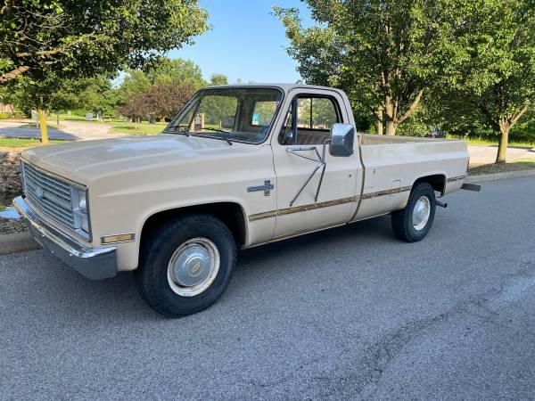 Camioneta Chevrolet C20 de 1984 - $8,000 (Youngstown)63612079229827121