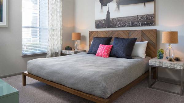 $1,165 / 1br - Massive Renovated 1BR | Get 4 Weeks FREE (South)63979117866115121