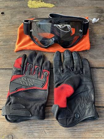 Motorcycle gloves size M and Goggles 1