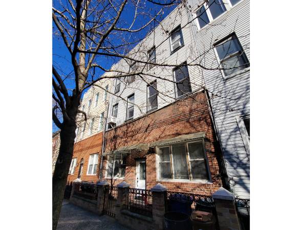 $2,150,000 / 4500ft2 - Renovated 6 Family in Prime Greenpoint! 2 Units Delivered Vacant! (Greenpoint)64033634467841120