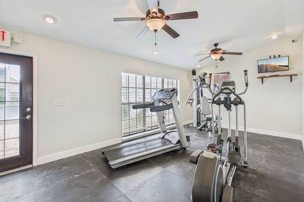 $1,305 / 1br - 700ft2 - Community Pool, Walk In Closets, On-site Maintenance (26675 Players Cir, Lutz, FL)63976136188546123
