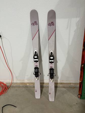 DPS skis 1