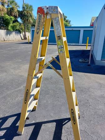6ft Heavy duty Fiberglas double sided step ladder 1