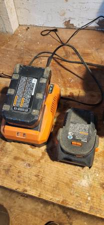 Faro de batería/clavija Ridgid - $60 (Henniker)63470910180481123