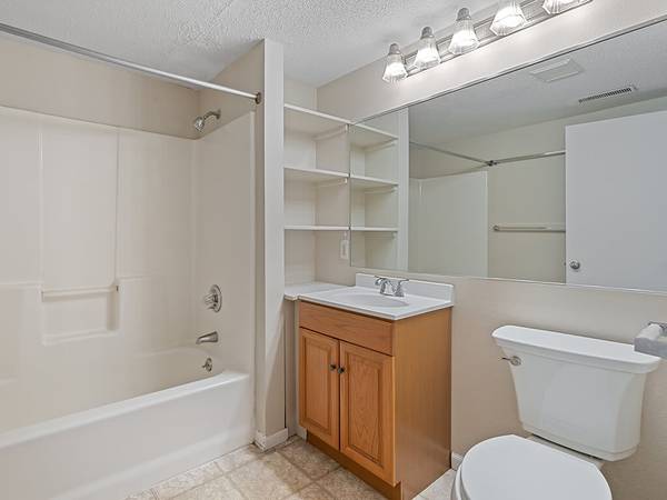 $1,255 / 2br - 920ft2 - Modern Charm + Space You Need = Your New 2BR Home (2260 10th Street, Coralville, IA)63897404928386123