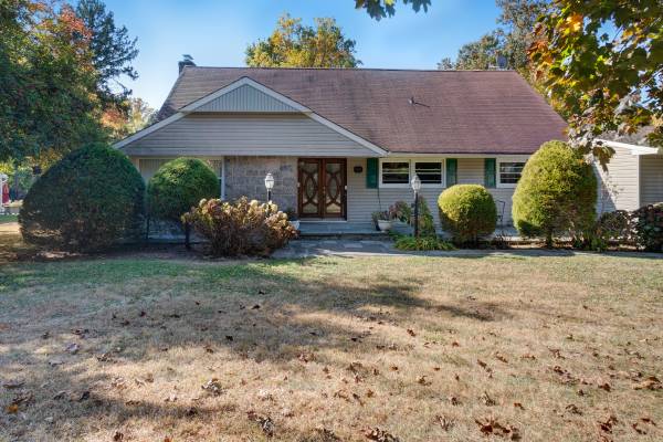 $899,000 / 7br - 2724ft2 - IN CONTRACT!Spacious Corner House with Endless Potential in Glen Cove! (Glen Cove)64033634652035120