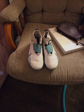 Soccer cleats female size 6 and 7 it's soccer season!!! 1