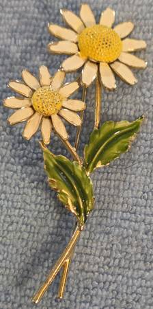 Vintage Signed Lisner White & Yellow Enamel Double Daisy Flower Brooch Pin
​ 1