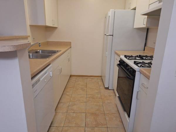 $1,570 / 2br - 905ft2 - Sweater Weather Special – Affordable 2BR/1BA with Parking! (1947 Eagle Ridge Drive, Waukegan, IL)63774346525827122