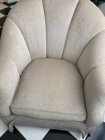 A big brown phase chair that swivel that goes around in circles 1
