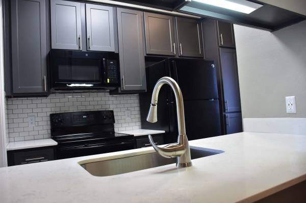 $1,125 / 2br - 900ft2 - Acceso Controlado, Chimenea de Leña, Amplios Armarios (Lake Highlands)63846411891329122