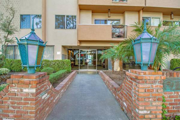 $2,295 / 1br - 700ft2 - 1+1 in Beverly Hills Adjacent with Stainless Steel Appliances + A/C (Beverly Hills Adjacent)63863784660097124