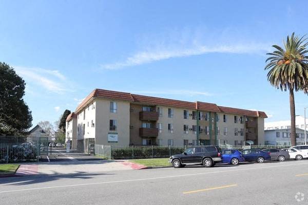 $1,945 / 500ft2 - Estudio remodelado con balcón - Descuento único de $1000 (2711 Ellendale Pl, Los Ángeles, CA)63857734311043124