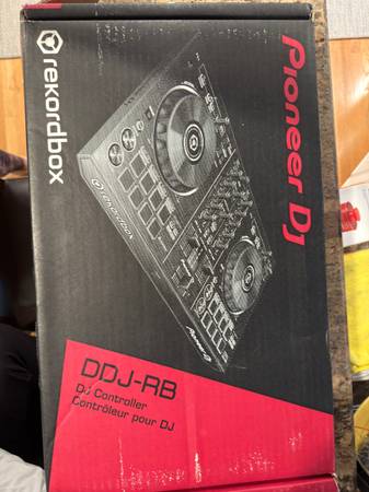 Pioneer DJ DDJ-RB controller 1