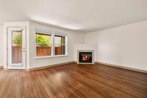 $2,295 / 3br - 1160ft2 - 3 HABITACIONES @ PILOT BUTTE // ¡ENORME CLÓSET DE PASO! ¡TONELADAS DE MEJORAS! (2020 NE Linnea Drive Bend, Oregon)63839289695619124