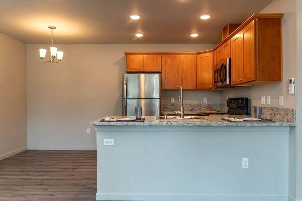 $2,095 / 2br - 955ft2 - ✨LEASE THIS BEAUTIFUL GROUND FLOOR 2X2 TODAY!✨ (Troutdale, Wood Village, Fairview, Gresham)63820763100035122