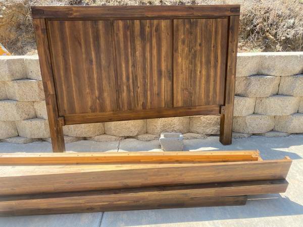 QUEEN SIZE BEDFRAME 1