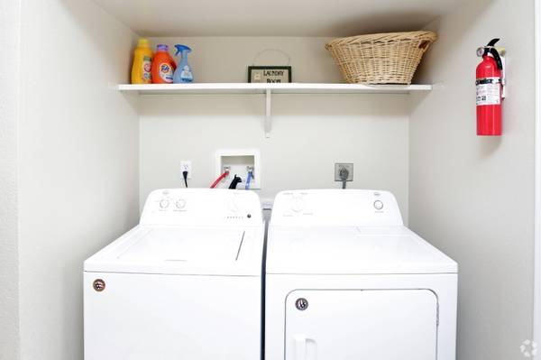 $1,240 / 2br - 920ft2 - 1st Floor Apartment with Washer & Dryer (** $99 Deposit **)63863567374339123