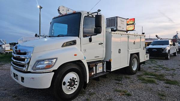 Camión de servicio con grúa de 10000 lb, PTO, mantenimiento de aire, Hino 2012 - $62,500 (3510 S Manning Rd El Reno, Ok / Esquina noreste de I-40 y Manning)63622178343299121