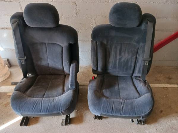 Bucket seats. 1