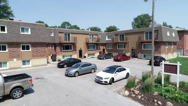$1,050 / 2br - 650ft2 - Live in a BeeHive near UNMC Nebraska Medicine, Midtown, Blackstone (Midtown Omaha)63681623607425121