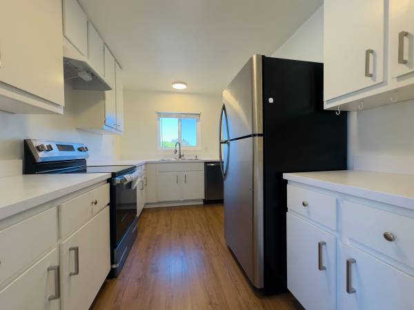 Upstairs 2 BR with Deck and Washer/Dryer 1