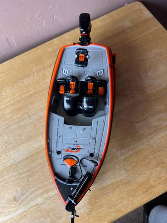 ACTION RACING Castaway 1:24 Scale Dale Jr/Looney Tunes Nitro Boat