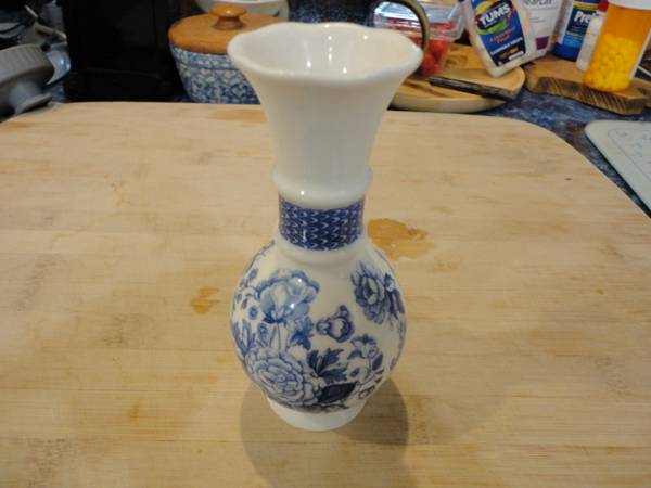 Small Spode Blue and White Floral Porcelain Vase, 2. 1