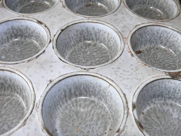 Graniteware Square Muffin Tin 9  and 16 count muffin tin 1