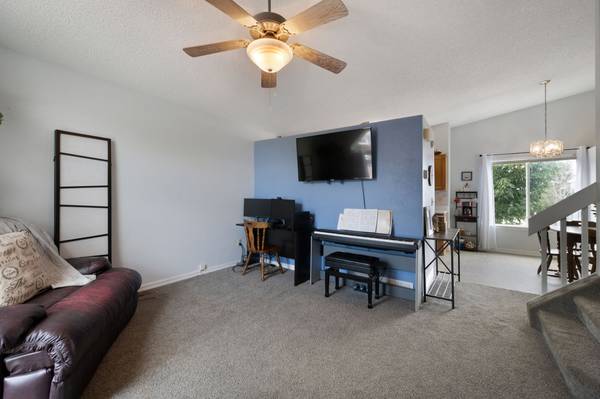 $415,000 / 3br - 1781ft2 - CORNER LOT! PIKES PEAK VIEW!  GREAT DECK! FIREPLACE IN FAMILY ROOM! (Colorado Springs, Starwatch Neighborhood)63658230689923122