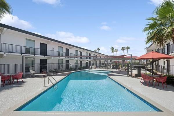 $1,170 / 1br - 500ft2 - ♥ POOL VIEW ~BOTTOM FLOOR~2 MONTHS FREE UPFRONT♥ (CAMELBACK EAST)64024824038017121