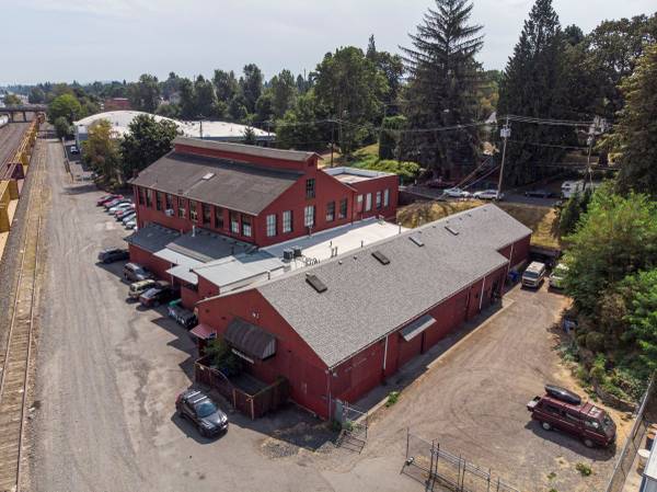 $1,371 / 975ft2 - Industrial Warehouse Flex Space Available - 975 sqft - Inner NE Portla (Portland)64038886088707121
