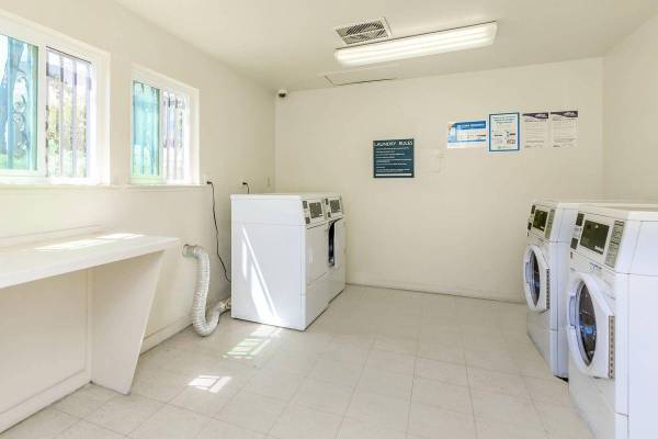 $1,133 / 2br - 937ft2 - Impeccable 2 Bedroom with Assigned Covered Parking (Fresno)63872987638787124