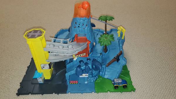 Matchbox Action Volcano playset 1