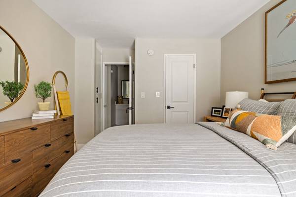 $3,280 / 2br - 1000ft2 - Yoga Room, Framed Bathroom Vanity Mirrors, Countertops - Quartz (Hollywood)63840114667009121